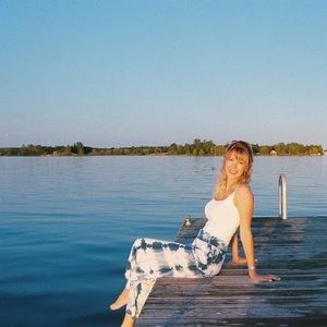 Meet your Posher, Adela